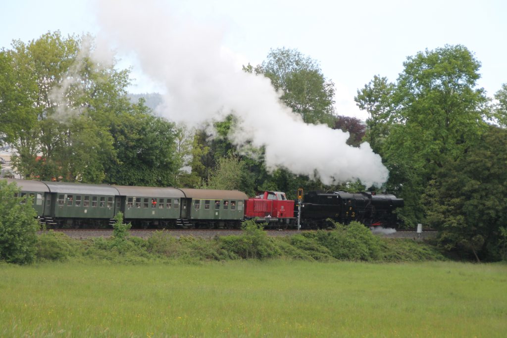 CFL 5519 und DME V65 in der Steigung kurz vor Schneidhain auf der Frankfurt-Königsteiner-Eisenbahn, aufgenommen am 15.05.2016.