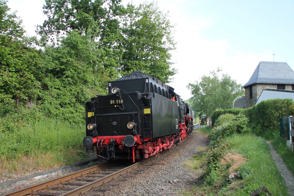 01 118 durchfährt Schneidhain auf der Frankfurt-Königsteiner-Eisenbahn, aufgenommen am 15.05.2016.