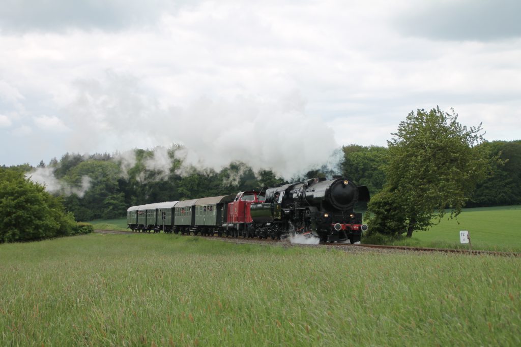 CFL 5519 und DME V65 kurz vor Schneidhain auf der Frankfurt-Königsteiner-Eisenbahn, aufgenommen am 15.05.2016.