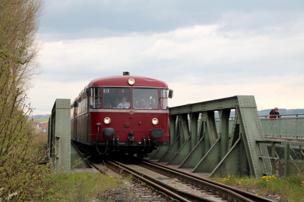 796 802, 996 309, 996 299 und 796 690 auf der Ederbrücke bei Frankenberg auf der Strecke Frankenberg - Battenberg, aufgenommen am 30.04.2016.