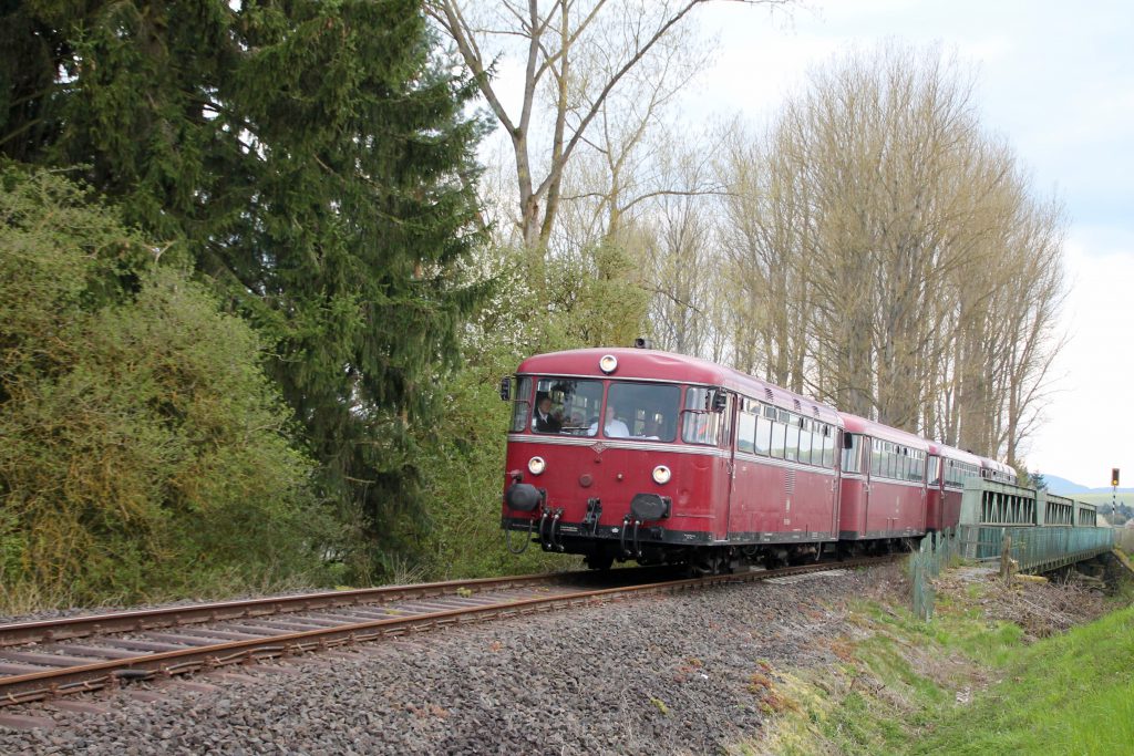 796 802, 996 309, 996 299 und 796 690 überquert die Eder bei Frankenberg auf der Strecke Frankenberg - Battenberg, aufgenommen am 30.04.2016.