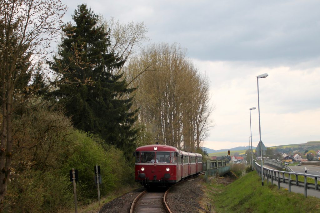 796 802, 996 309, 996 299 und 796 690 verlässt die Ederbrücke bei Frankenberg auf der Strecke Frankenberg - Battenberg, aufgenommen am 30.04.2016.