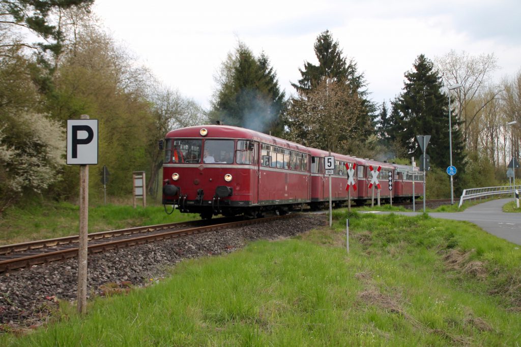 796 802, 996 309, 996 299 und 796 690 an einem Bahnübergang bei Frankenberg auf der Strecke Frankenberg - Battenberg, aufgenommen am 30.04.2016.