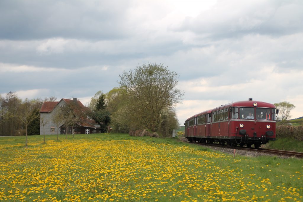 796 802, 996 309, 996 299 und 796 690 verlässt den Haltepunkt Haine auf der Strecke Frankenberg - Battenberg, aufgenommen am 30.04.2016.