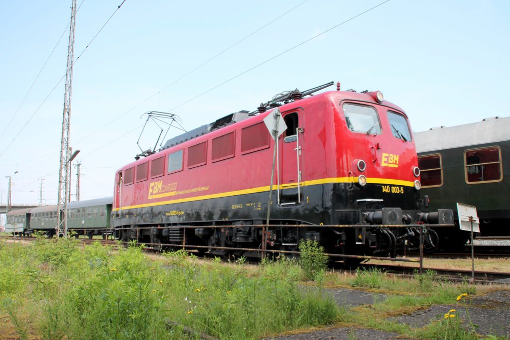 Im Bahnhof Hanau steht 140 003 der EBM, aufgenommen am 05.06.2016.