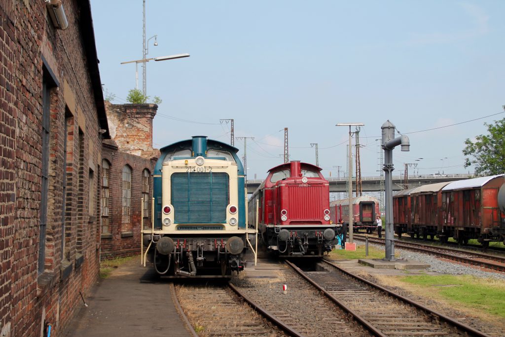 212 001 und 212 062 stehen zusammen neben einem Wasserkran im Bw Hanau, aufgenommen am 05.06.2016.