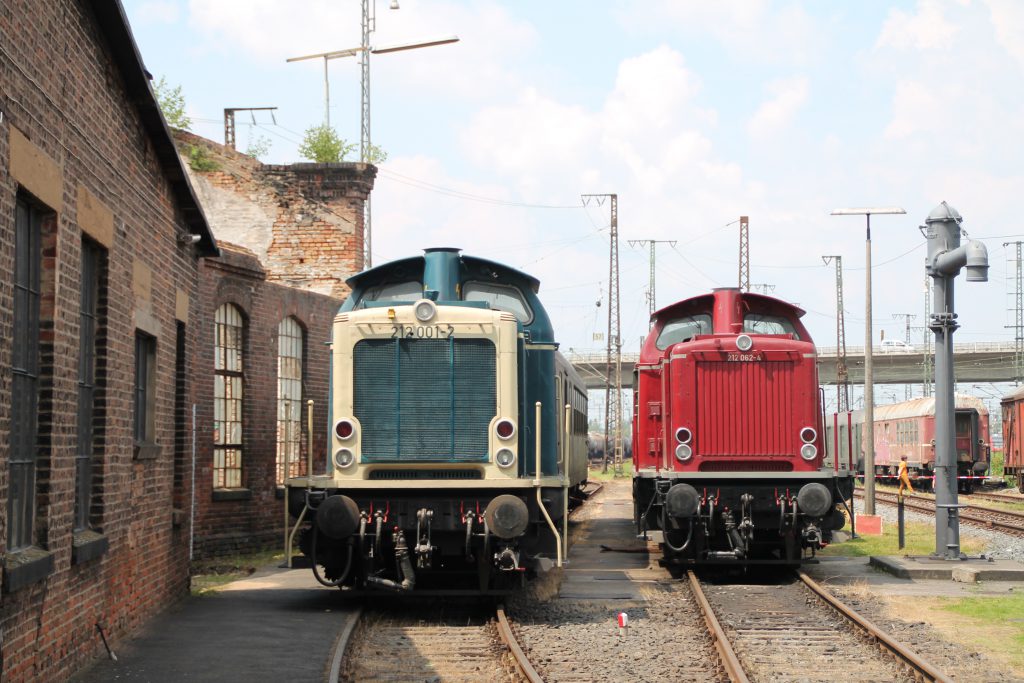 212 001 und 212 062 stehen zusammen neben einer alten Lokhalle im Bw Hanau, aufgenommen am 05.06.2016.