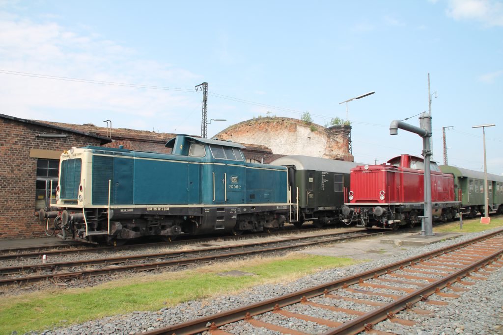 212 001 und 212 062 stehen zusammen vor einer alten Lokhalle im Bw Hanau, aufgenommen am 05.06.2016.