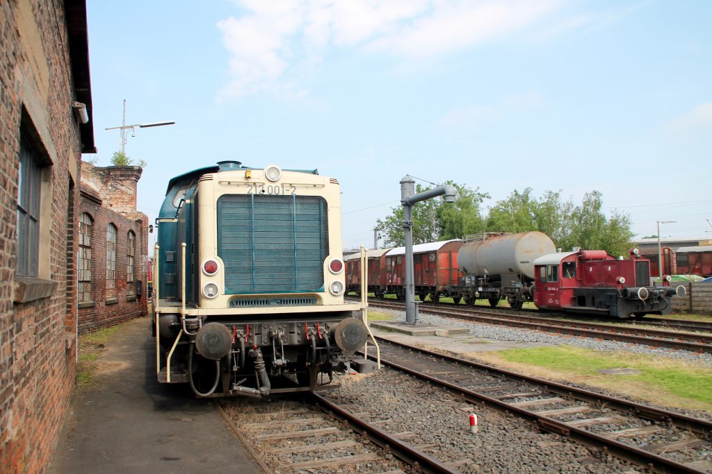 Im Bw Hanau steht 212 001 zusammen mit einer Köf II, aufgenommen am 05.06.2016.