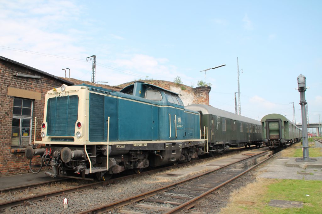 Im Bw Hanau steht 212 001 neben einem Wasserkran, aufgenommen am 05.06.2016.