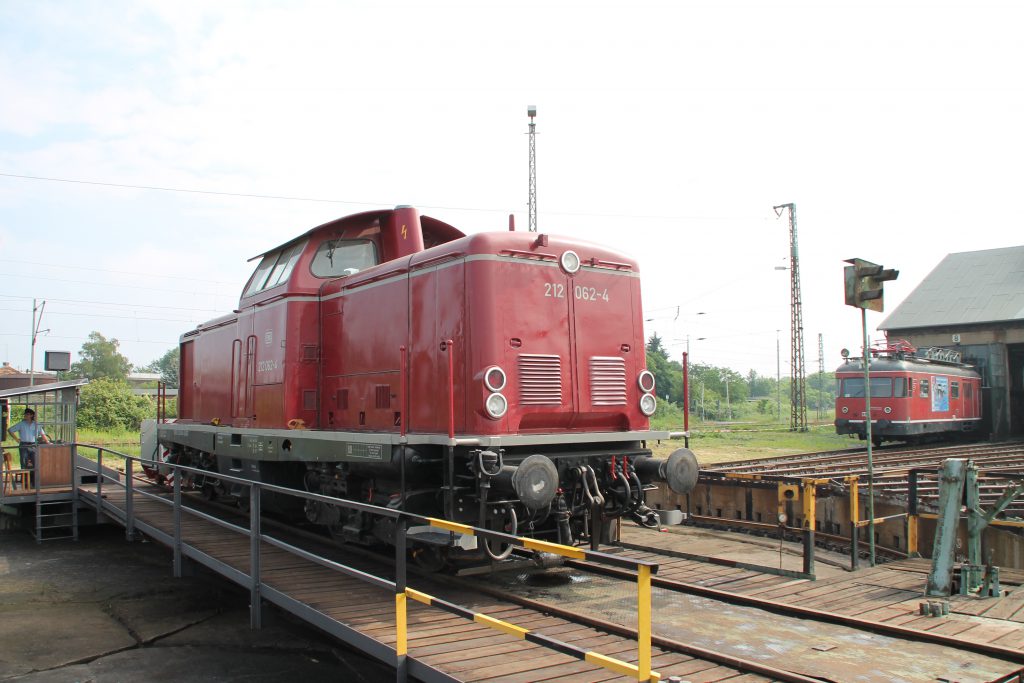 Im Bw Hanau wird 212 062 gedreht, aufgenommen am 05.06.2016.