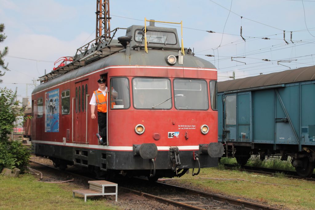 701 076 rangiert durch das Bw Hanau, aufgenommen am 05.06.2016.