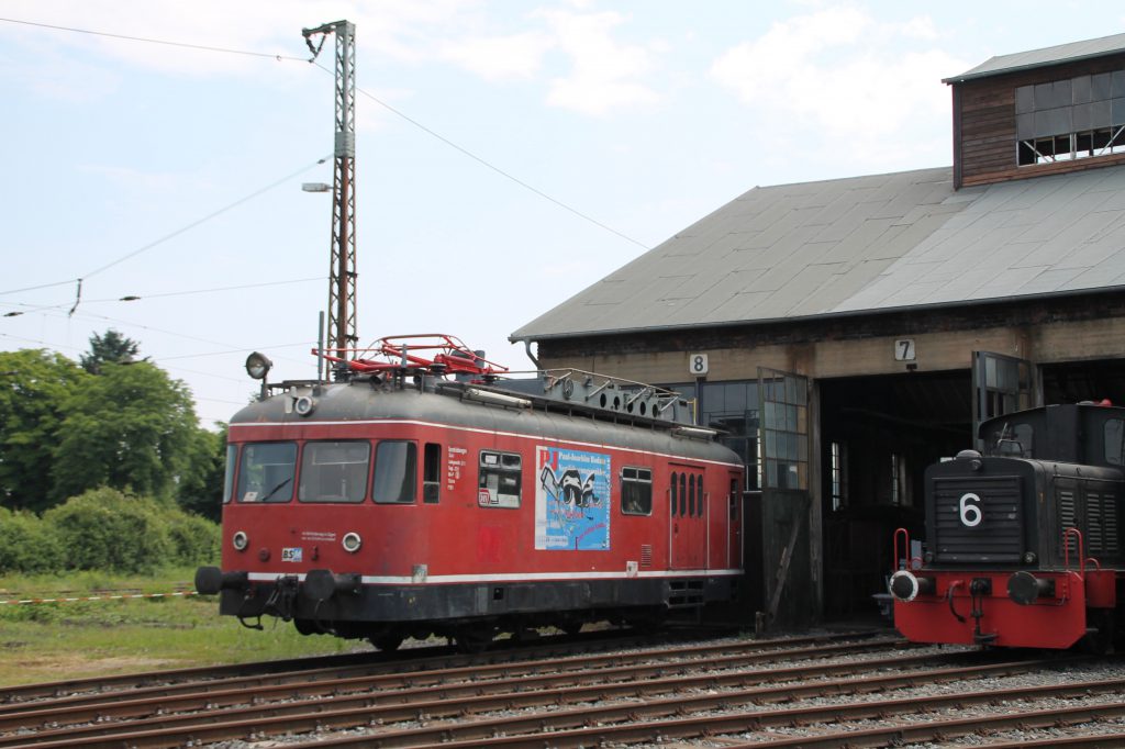 701 076 steht vor dem Lokschuppen des Bw Hanau, aufgenommen am 05.06.2016.