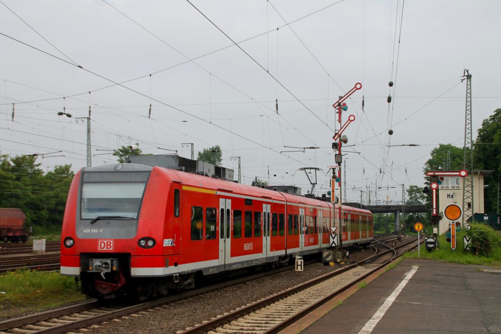 425 032 verlässt den Bahnhof Hanau Hbf, aufgenommen am 05.06.2016.