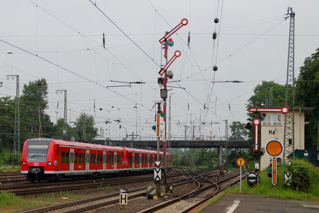 426 034 fährt mit einem 425 in den Bahnhof Hanau Hbf ein, aufgenommen am 05.06.2016.