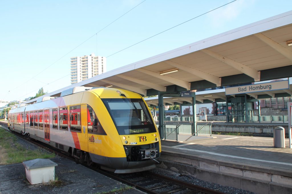 Ein 648 403 der HLB wartet im Bahnhof Bad Homburg auf die Abfahrt nach Usingen, aufgenommen am 26.06.2016.