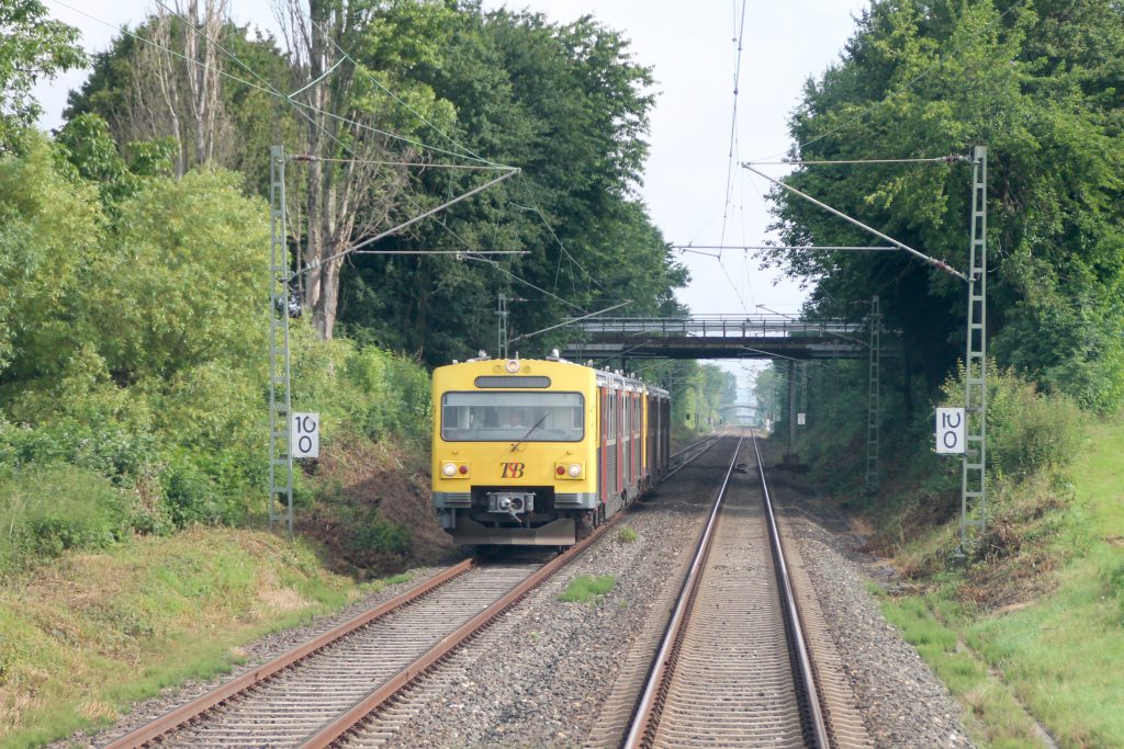 Ein VT2E der HLB bei Steinbach auf der Homburger Bahn, aufgenommen am 22.06.2016.