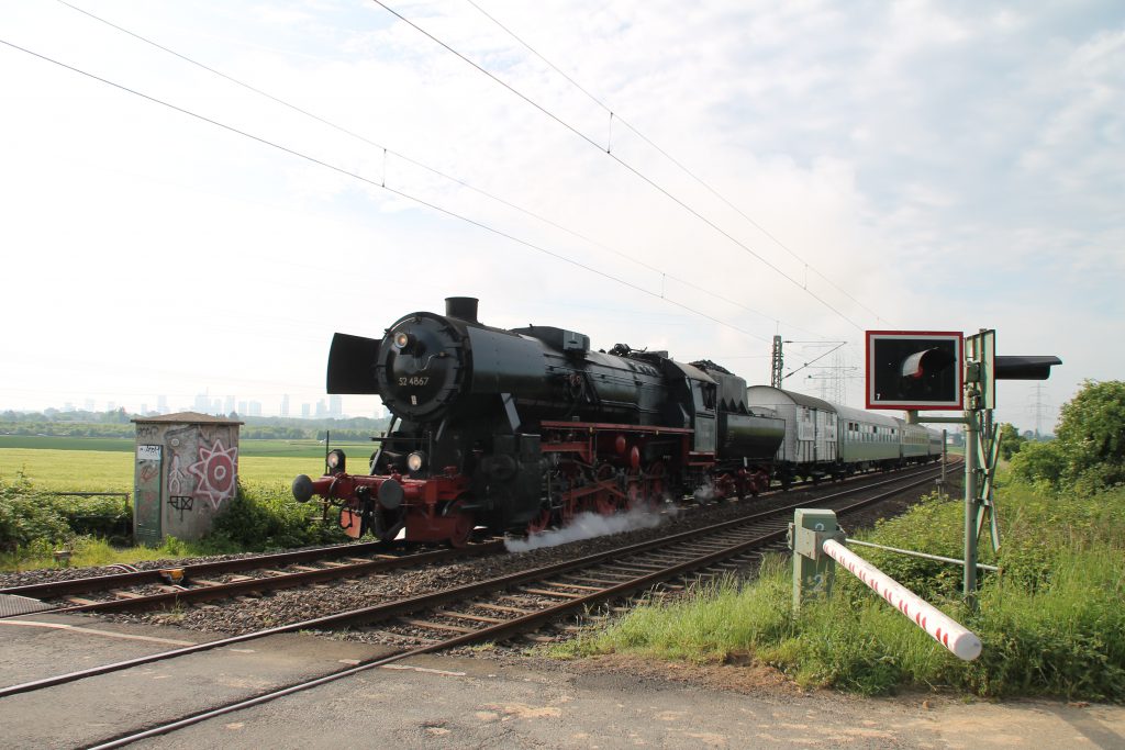 52 4867 am Bahnübergang bei Weisskirchen auf der Homburger Bahn, aufgenommen am 21.05.2016.