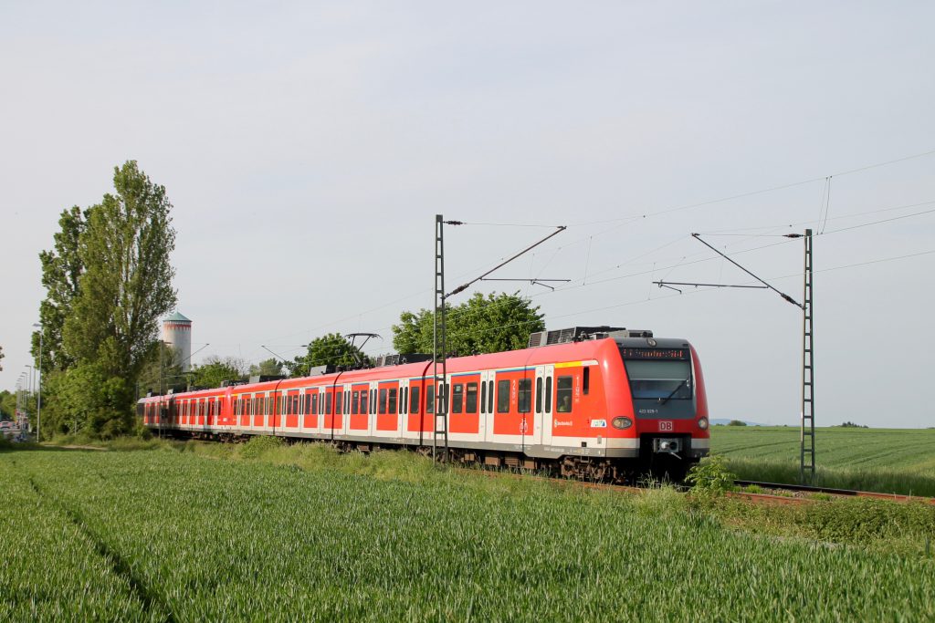 423 329 verlässt Weisskirchen-Steinbach auf der Homburger Bahn, aufgenommen am 21.05.2016.