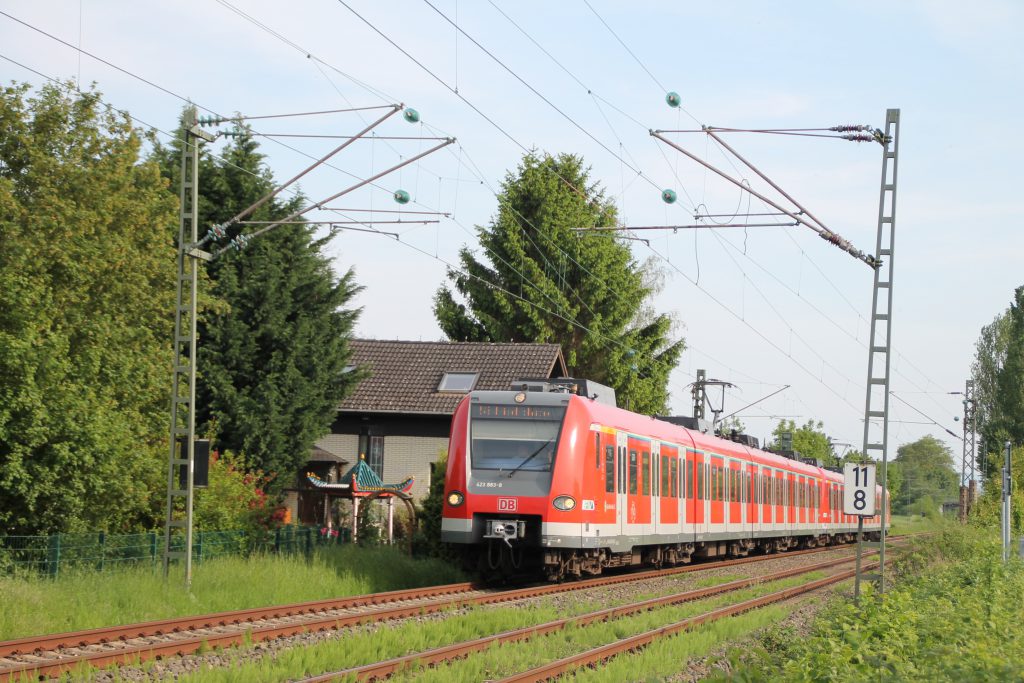 423 883 bei Weisskirchen-Steinbach auf der Homburger Bahn, aufgenommen am 21.05.2016.