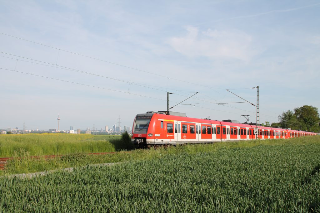 Ein 423 bei Weisskirchen-Steinbach auf der Homburger Bahn, aufgenommen am 21.05.2016.