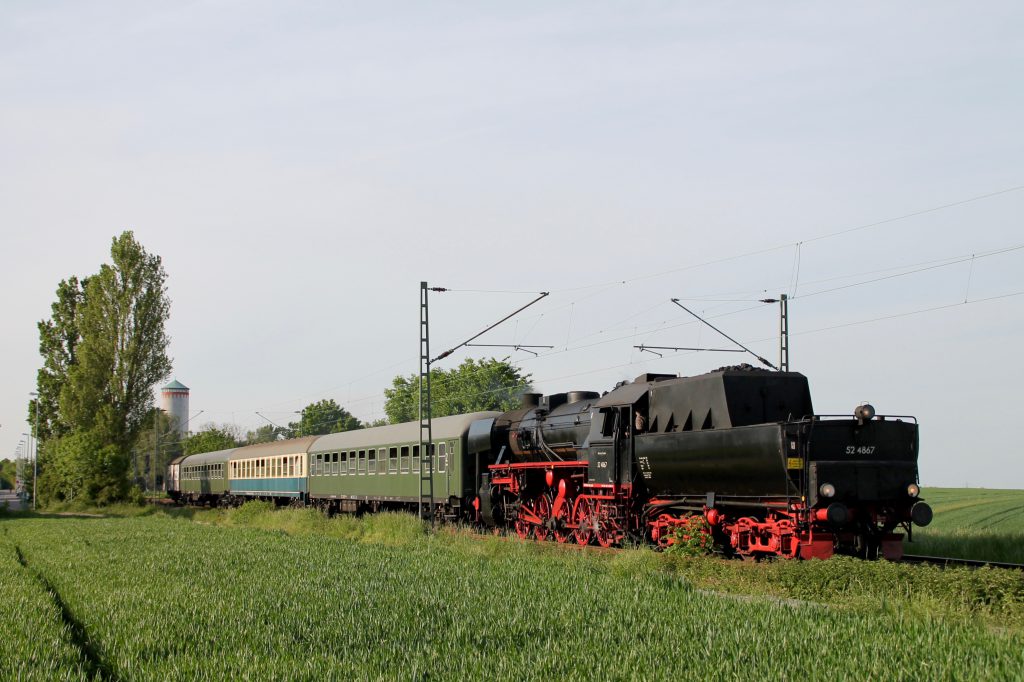 52 4867 verlässt Weisskirchen-Steinbach auf der Homburger Bahn, aufgenommen am 21.05.2016.