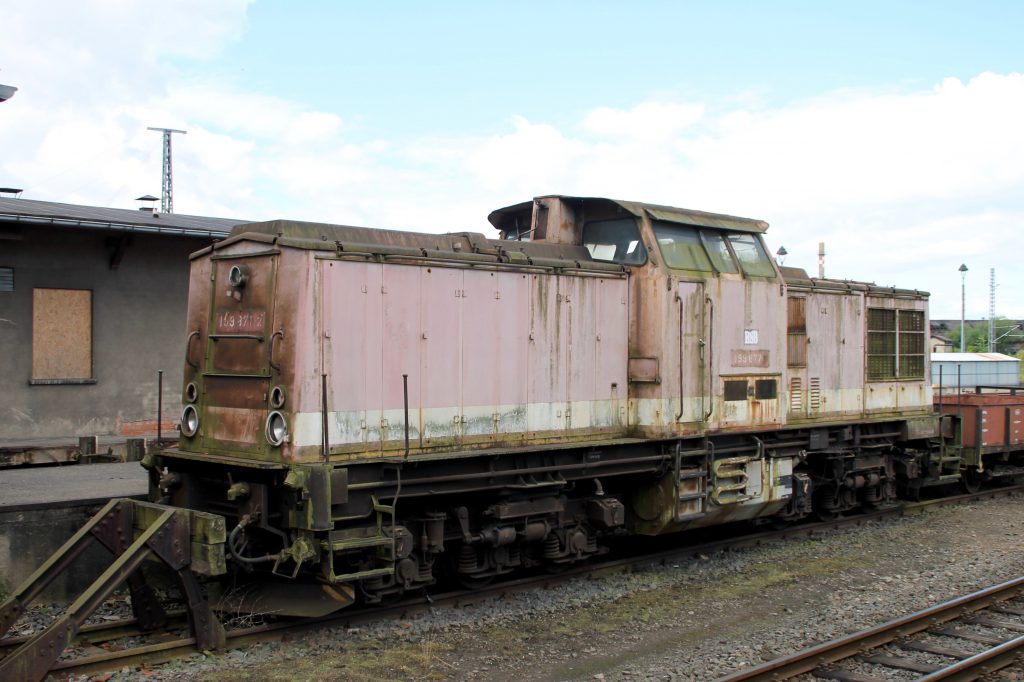 199 877 steht im Bahnhof Nordhausen auf der Harzquerbahn, aufgenommen am 03.07.2016.