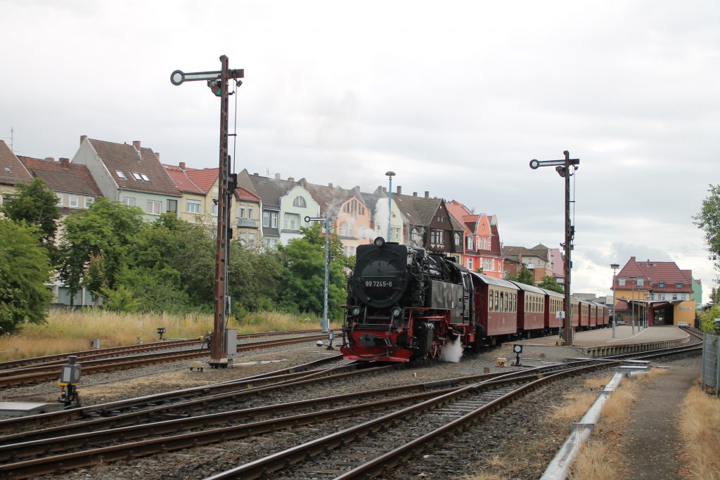 99 7245 steht mit ihrem Zug im Bahnhof Nordhausen auf der Harzquerbahn, aufgenommen am 03.07.2016.