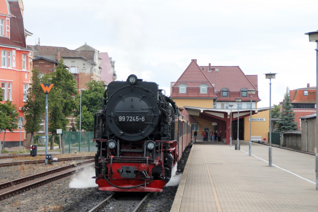 99 7245 wartet im Bahnhof Nordhausen auf die Abfahrt auf die Harzquerbahn, aufgenommen am 03.07.2016.