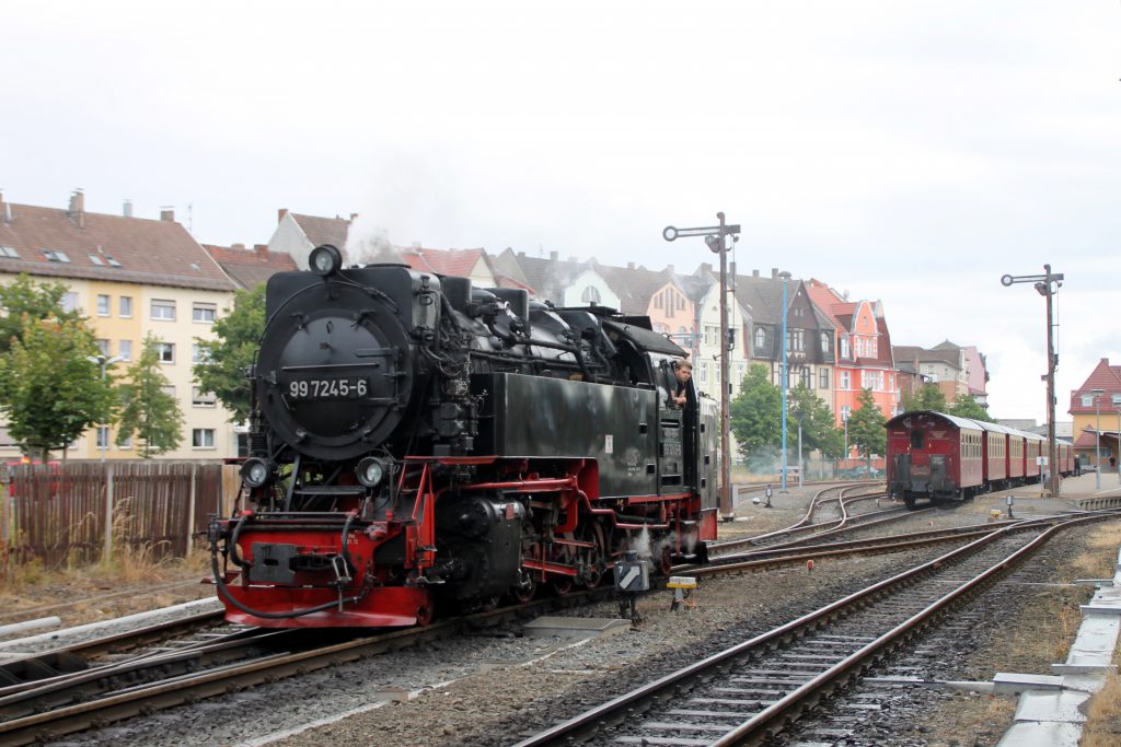 99 7245 rangiert im Bahnhof Nordhausen auf der Harzquerbahn, aufgenommen am 03.07.2016.