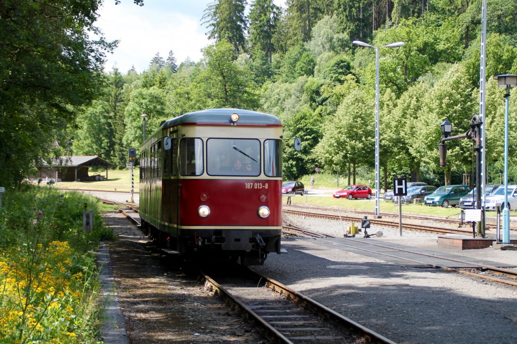 187 013 fährt in den Bahnhof Alexisbad auf der Selketalbahn ein, aufgenommen am 03.07.2016.