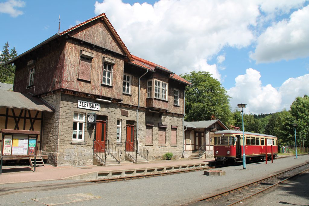 187 011 steht im Bahnhof Alexisbad auf der Selketalbahn, aufgenommen am 03.07.2016.