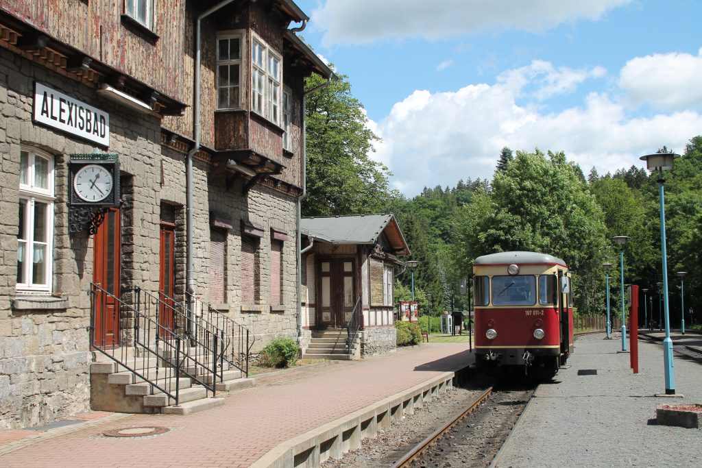 187 011 hält im Bahnhof Alexisbad auf der Selketalbahn, aufgenommen am 03.07.2016.