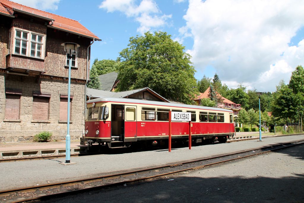 187 011 wartet im Bahnhof Alexisbad auf der Selketalbahn, aufgenommen am 03.07.2016.