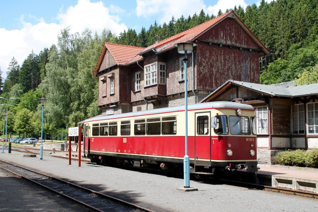 187 011 steht abfahrbereit im Bahnhof Alexisbad auf der Selketalbahn, aufgenommen am 03.07.2016.