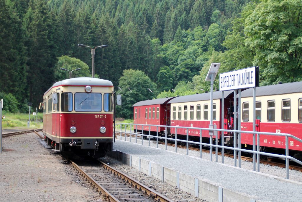 187 011wartet im Bahnhof Eisfeld Talmühle auf die Abfahrt auf die Selketalbahn, aufgenommen am 03.07.2016.