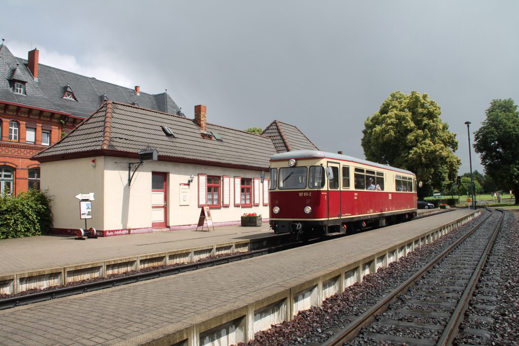 187 011 hält im Bahnhof Gernrode auf der Selketalbahn, aufgenommen am 03.07.2016.