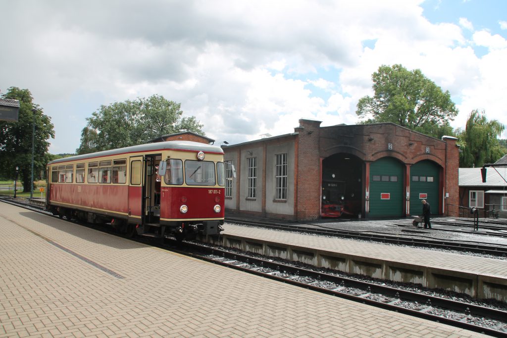 187 011 hält im Bahnhof Gernrode neben dem Lokschuppen auf der Selketalbahn, aufgenommen am 03.07.2016.