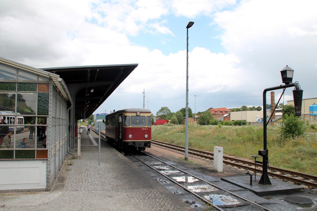 187 011 hält im Bahnhof Quedlinburg auf der Selketalbahn, aufgenommen am 03.07.2016.