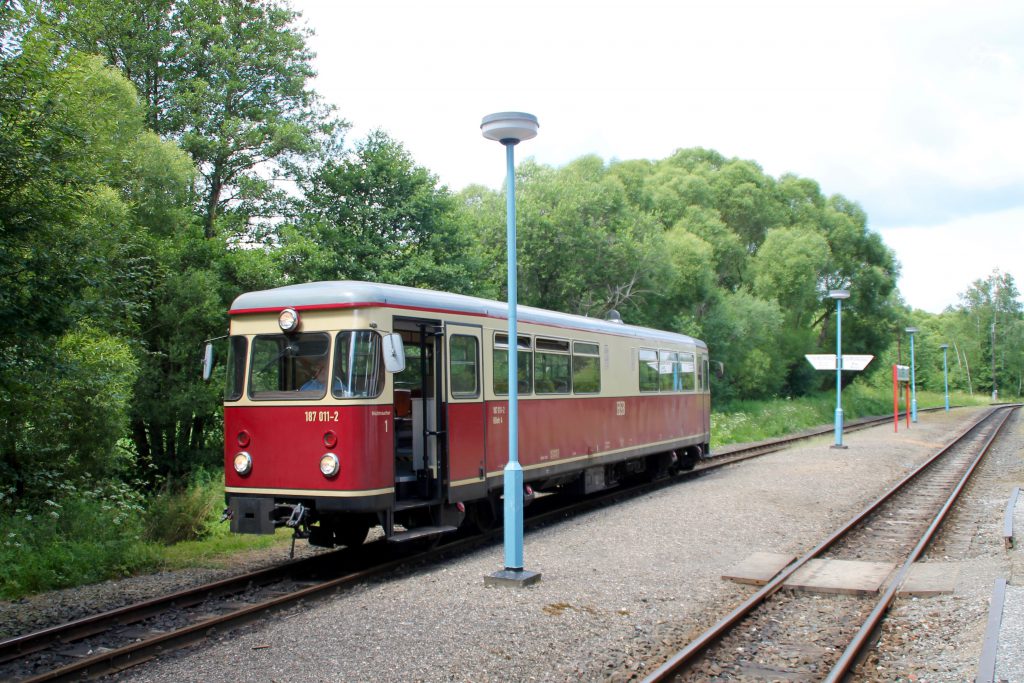 187 011 steht im Bahnhof Strassberg auf der Selketalbahn, aufgenommen am 03.07.2016.