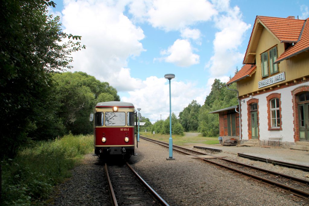 187 011 hält im Bahnhof Strassberg auf der Selketalbahn, aufgenommen am 03.07.2016.