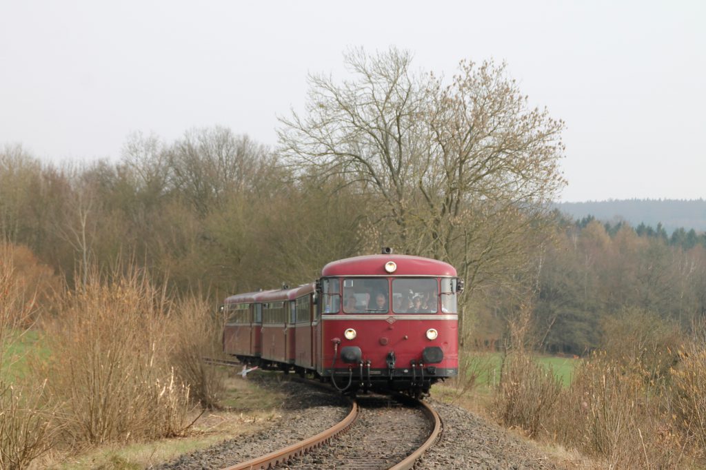 796 690, 996 299, 996 309, 796 802 bei Argenthal auf der Hunsrückquerbahn, aufgenommen am 02.04.2016.