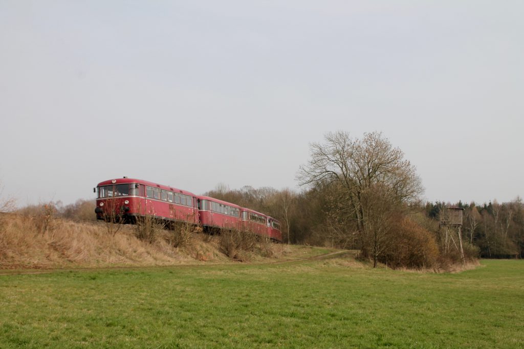 796 690, 996 299, 996 309, 796 802 am Waldrand bei Argenthal auf der Hunsrückquerbahn, aufgenommen am 02.04.2016.