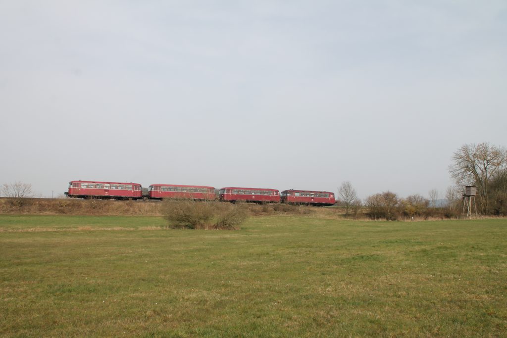 796 690, 996 299, 996 309, 796 802 kurz vor dem Wald bei Argenthal auf der Hunsrückquerbahn, aufgenommen am 02.04.2016.