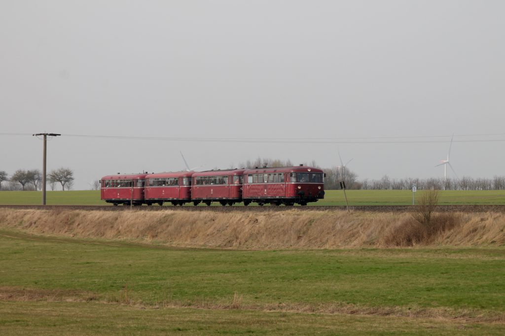 796 690, 996 299, 996 309, 796 802 auf dem Bahndamm bei Argenthal auf der Hunsrückquerbahn, aufgenommen am 02.04.2016.