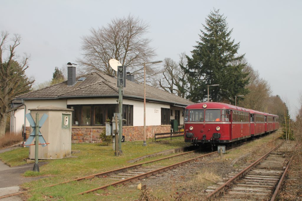 796 690, 996 299, 996 309, 796 802 halten im Bahnhof Ellern auf der Hunsrückquerbahn, aufgenommen am 02.04.2016.