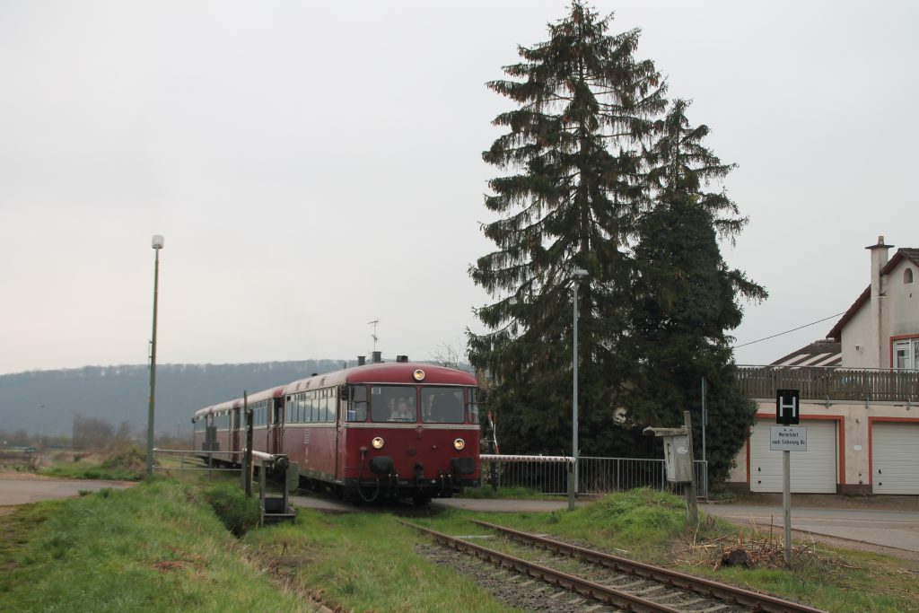 796 690, 996 299, 996 309, 796 802 überqueren den Bahnübergang in Heddesheim auf der Hunsrückquerbahn, aufgenommen am 02.04.2016.