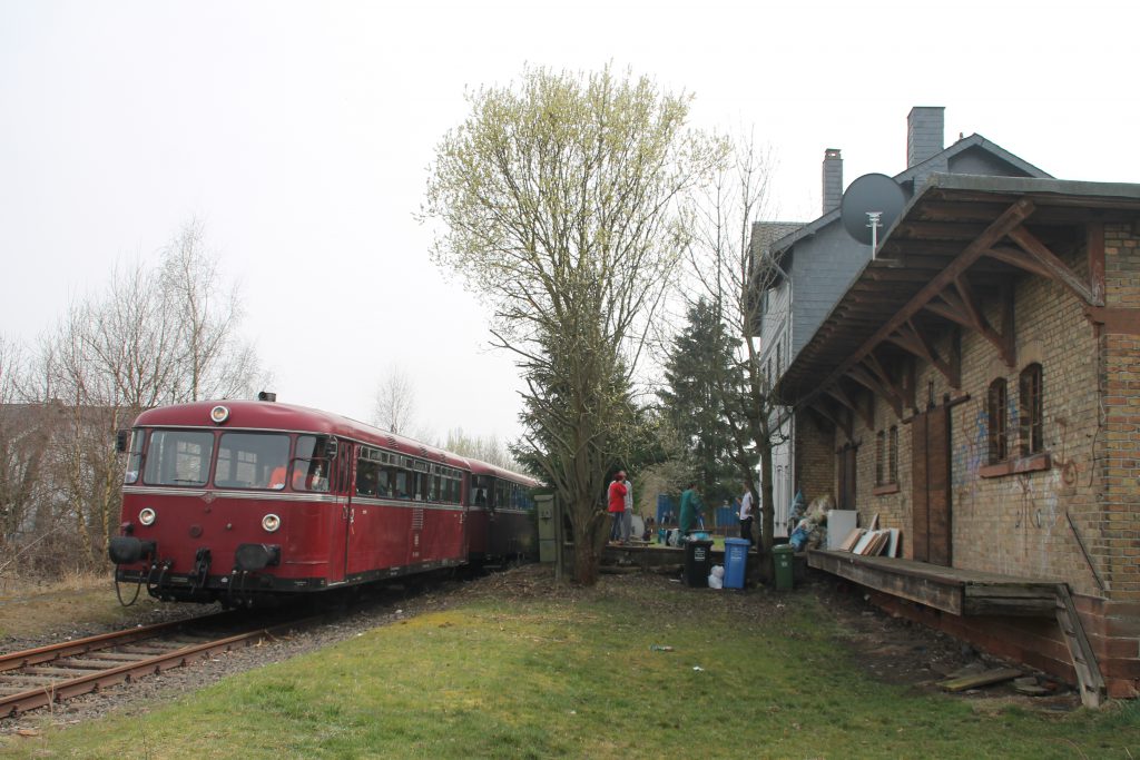 796 690, 996 299, 996 309, 796 802 halten im Bahnhof Kirchberg auf der Hunsrückquerbahn, aufgenommen am 02.04.2016.