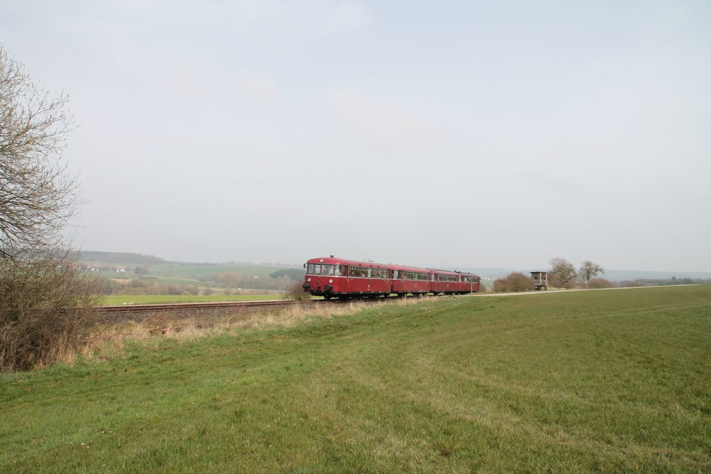 796 690, 996 299, 996 309, 796 802 bei Kleinweidelbach auf der Hunsrückquerbahn, aufgenommen am 02.04.2016.