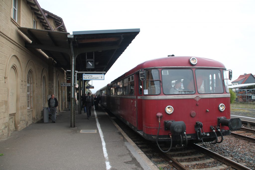 796 690, 996 299, 996 309, 796 802 stehen in Langenlonsheim zur Abfahrt auf die Hunsrückquerbahn bereit, aufgenommen am 02.04.2016.